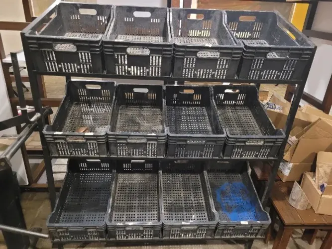 Expositor de frutas e legumes com 12 caixas e suporte para sacola