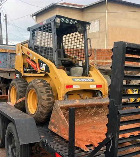 Minicarregadeira Caterpillar 216B ano 2010, com 5.900 horas, em SP