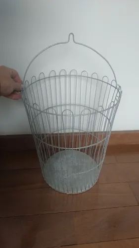 Cesto aramado com alça