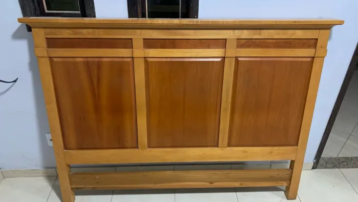 Vendo Cabeceira de Cama de Madeira Maciça