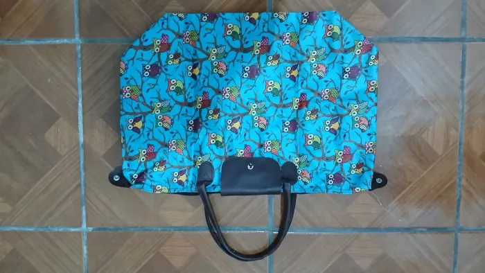 Bolsa de mão com estampa de corujas
