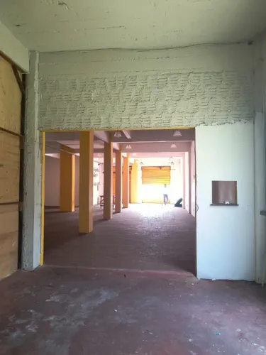 Prédio misto com salas comercias no térreo e quatro apartamentos no piso superior - 800m²