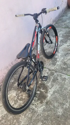 Bicicleta moderna quadro reforçado