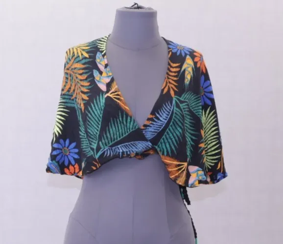 cropped preto floral farm