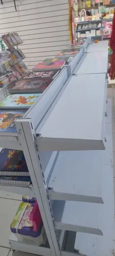 Prateleiras de ferro 