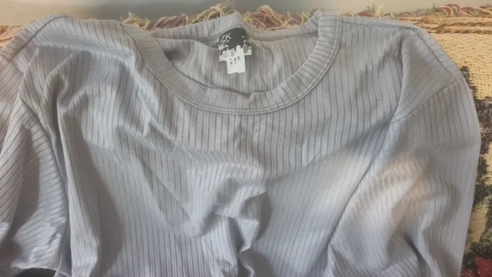 Camiseta cinza de manga comprida malha canelada sedosa