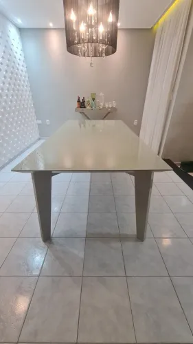 Mesa de jantar tampo de vidro , toda laqueada.