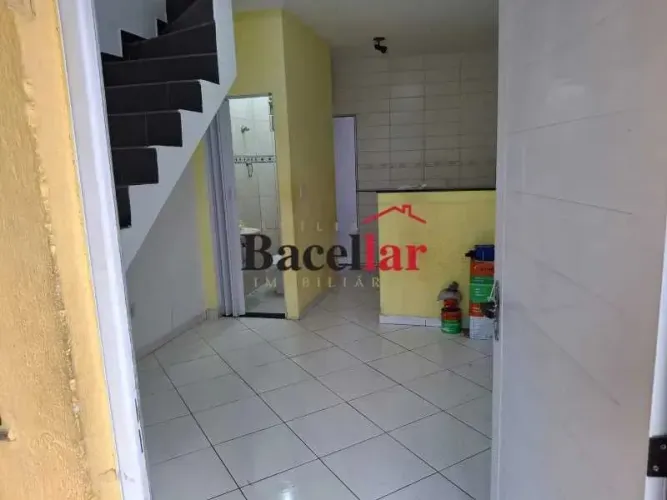 Terreno com 4 casa construídas próximo ao Projac