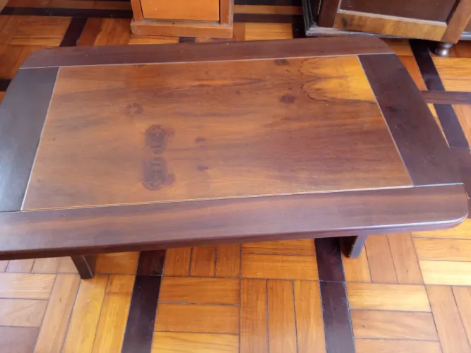 Mesa de Centro em Madeira Maciça