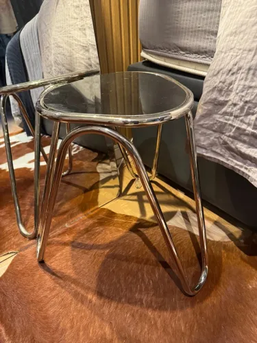Mesa Lateral com Design Moderno BRETON