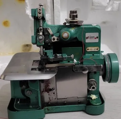Máquina de Overlock Chinesinha com defeito