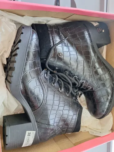Bota Feminina Preta em Croco