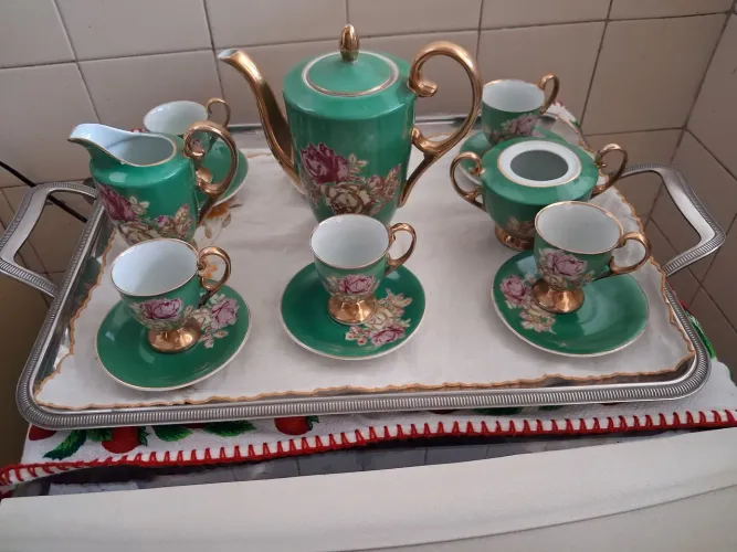 Jogo café  porcelana fino com detalhes dourado