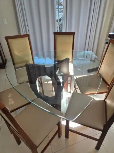 Mesa de vidro triangular c/ cadeiras
