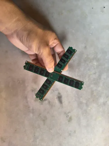 Dois pente de memória ram ddr3 16 gb. usado 8gb cada em boas condições 