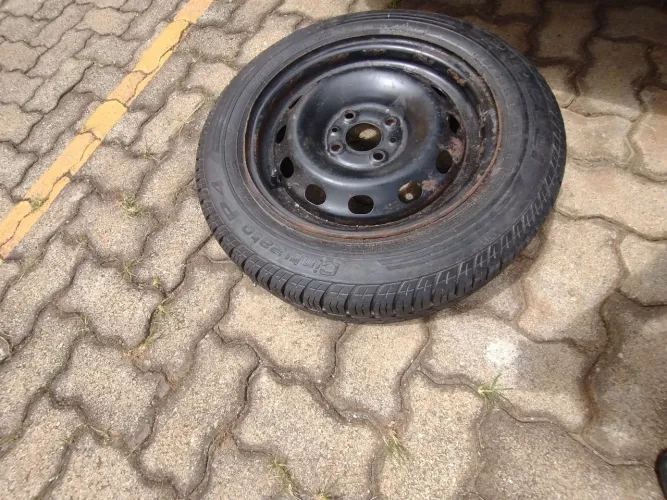 Roda aro 14 Fiat com pneu Pirelli