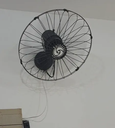 Ventilador 220V de parede para escritório