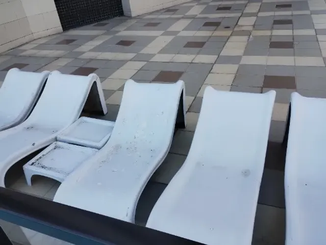 Espreguiçadeiras para área de piscina, usadas.