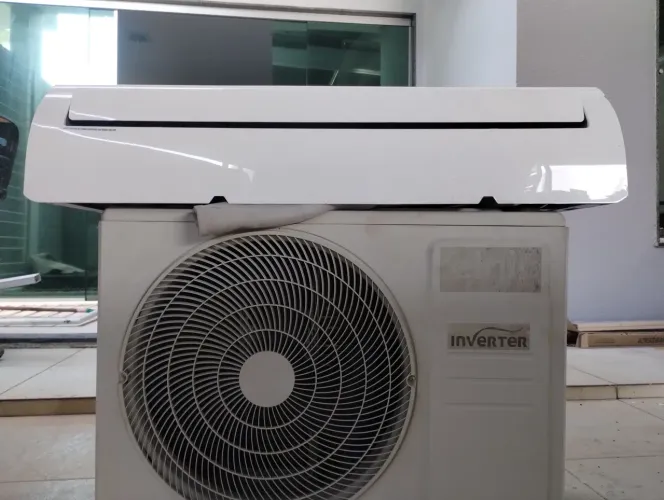Ar condicionado Elgin 18.000 BTUs inverter pouco tempo de uso semi-novo