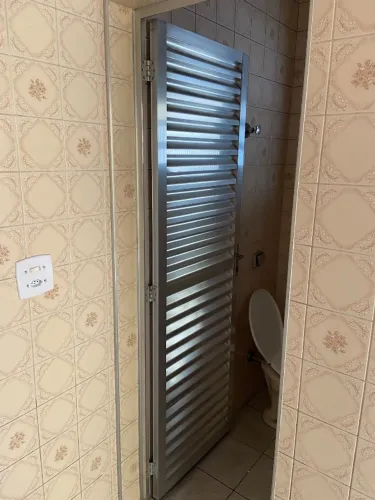Porta e janela de aluminio para Banheiro - Extremamente conservada