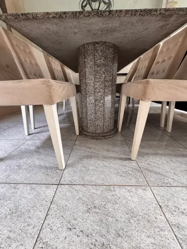 Mesa de granito e cadeiras