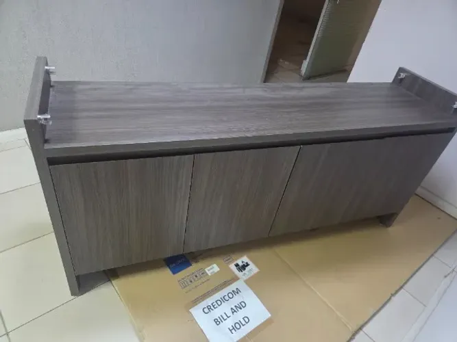 Aparador com 4 portas e acabamento vidro