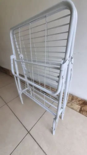 Cama dobrável com colchonete em courino. ferro