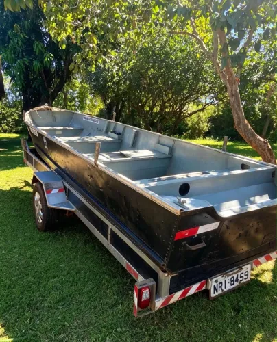 Barco 6 Metros com Motor Yamaha 15 HP e Carretinha