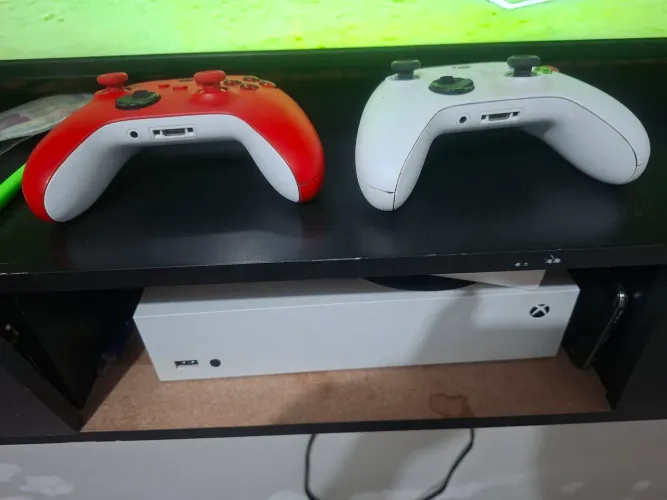 Vende-se Xbox series x ,com duas manetes