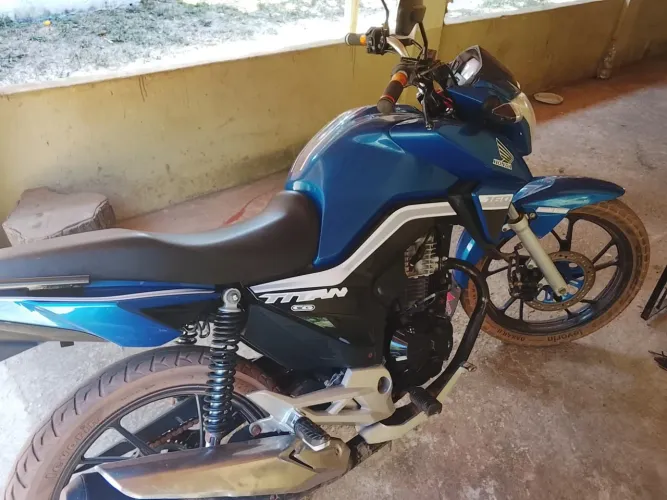 Vende-se uma titan 160, está selada e quitada, não tem nada pra fazer nela só pega e anda