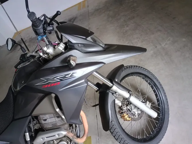 XRE 300 preta