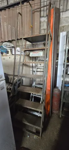 Escada com rodinhas