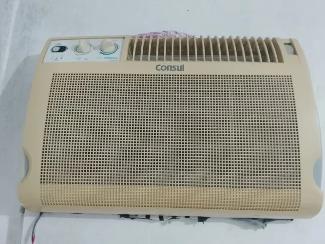 AE condicionado de janela funcionando gela bem