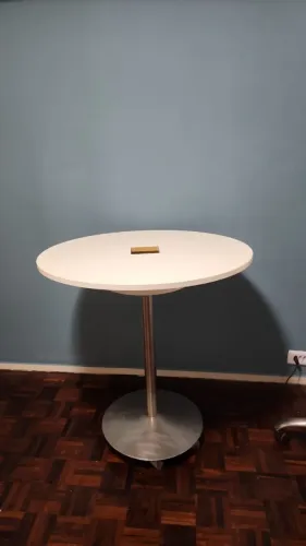 Mesa Bistrô Redonda Branca com Pé Central Metálico - Estilo Moderno