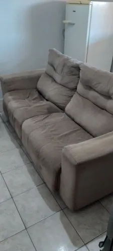 Sofá 3 lugares da pra quebrar o galho pessoal