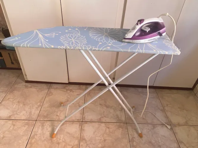 Ferro de passar + tábua de passar roupas