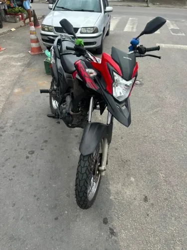 Vendo minha moto semi novo único dono