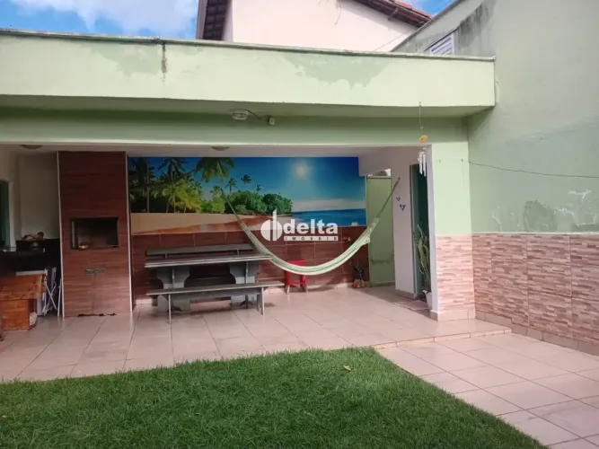 Casa residencial com 3 quartos sendo 1 suíte disponível para venda no bairro Chácaras Tuba