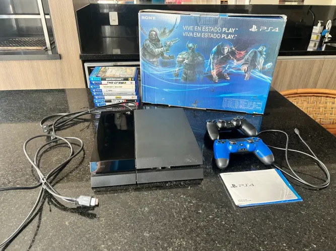 PS4 Fat 8 jogos + 2 controles