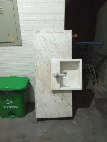 Bancada de mármore medindo 1,18*50 cm