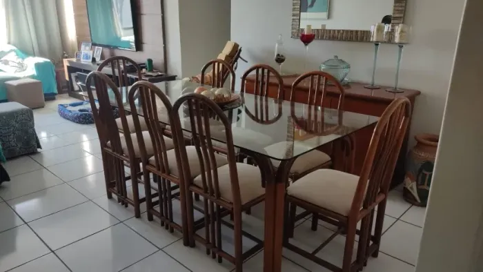 Mesa de jantar retangular em madeira nobre/Tampo de Vídro/ 8 cadeiras. 2,00x1, 00