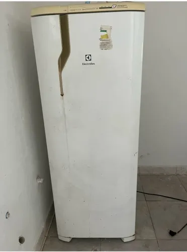 Vende uma geladeira