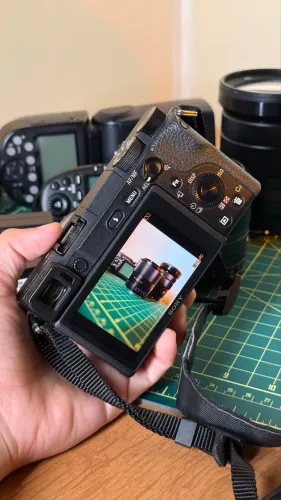 Sony A6400 + Lente do Kit 16-50mm - Excelente Estado