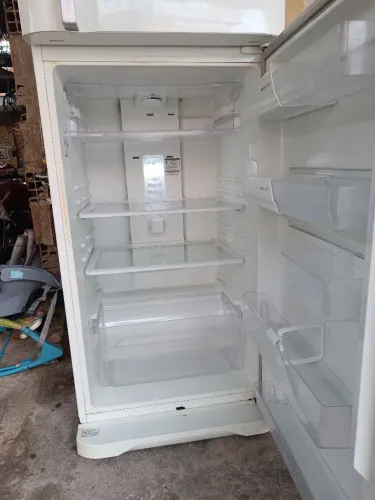 Vendo geladeira Eletrolux com baixa resfriaçao