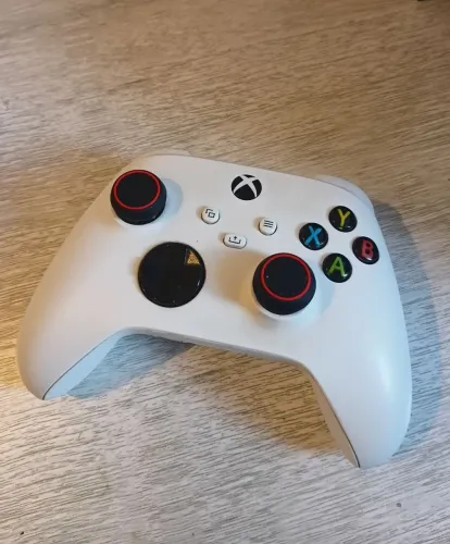 Controle xbox série s/x com detalhe no RB