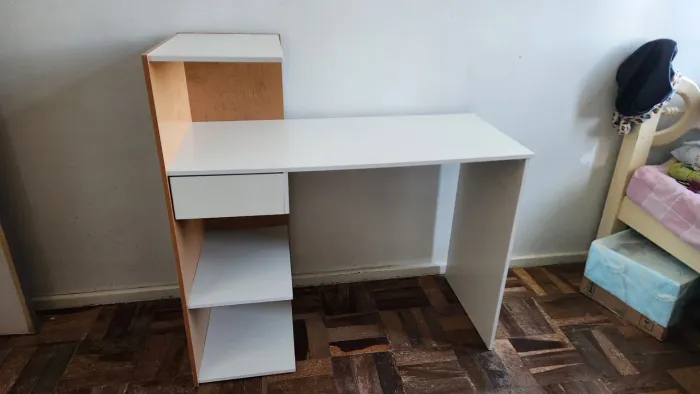 Mesa escrivaninha Euro com prateleiras para quarto e escritórios - Canella Off