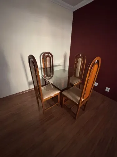 Mesa com 4 cadeiras 