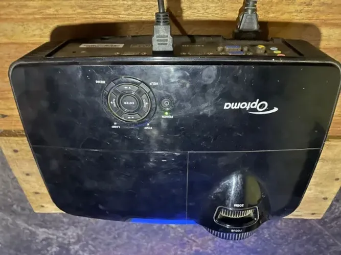 Projetor optoma DAEXNZGU + TELA RETRATIL 100 POLEGADAS | OL-001-046