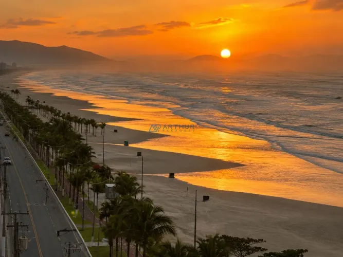 Cobertura duplex à venda em Praia Grande frente mar com piscina e área gourmet