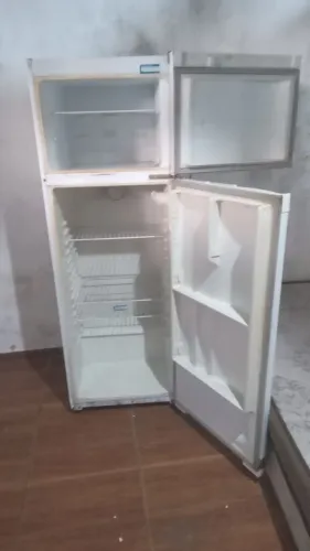 vendo um guarda roupa e uma geladeira